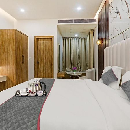 Super Townhouse Hotel Impact Chinhat Exterior photo