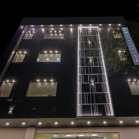 Super Townhouse Hotel Impact Chinhat Exterior photo
