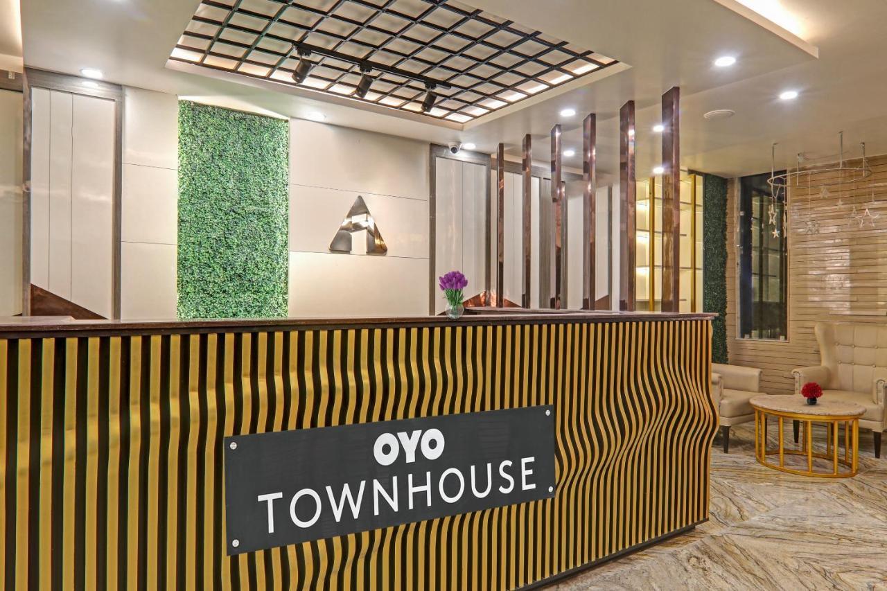 Super Townhouse Hotel Impact Chinhat Exterior photo