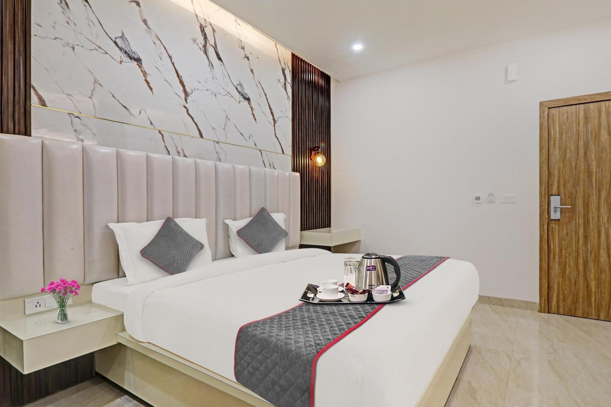 Super Townhouse Hotel Impact Chinhat Exterior photo
