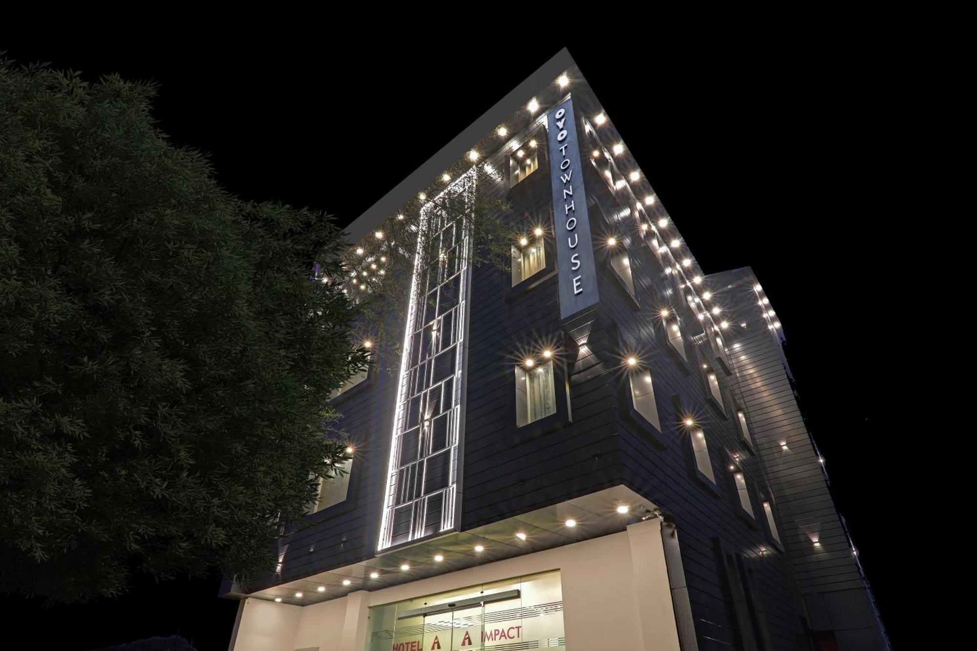 Super Townhouse Hotel Impact Chinhat Exterior photo