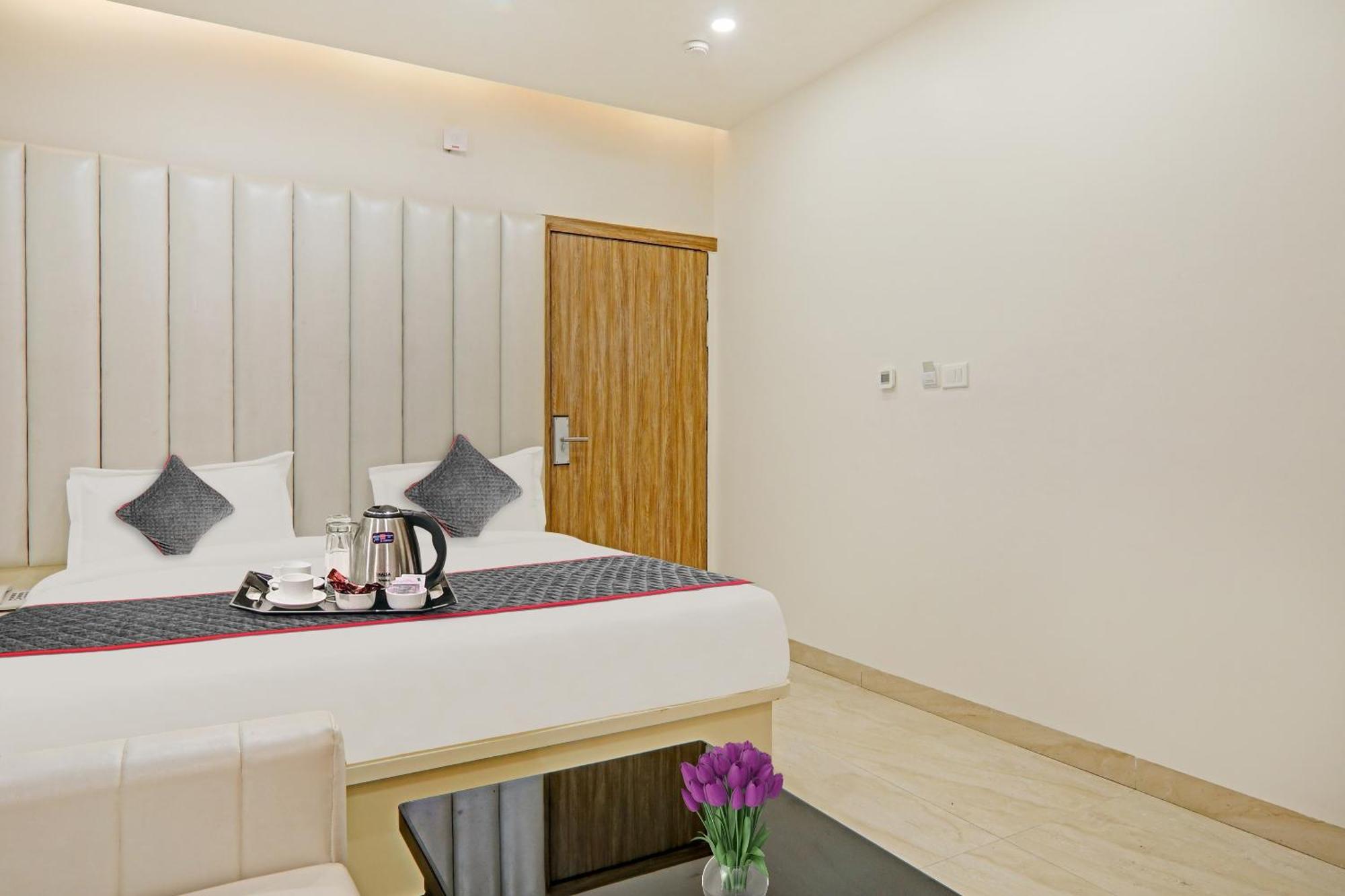 Super Townhouse Hotel Impact Chinhat Exterior photo