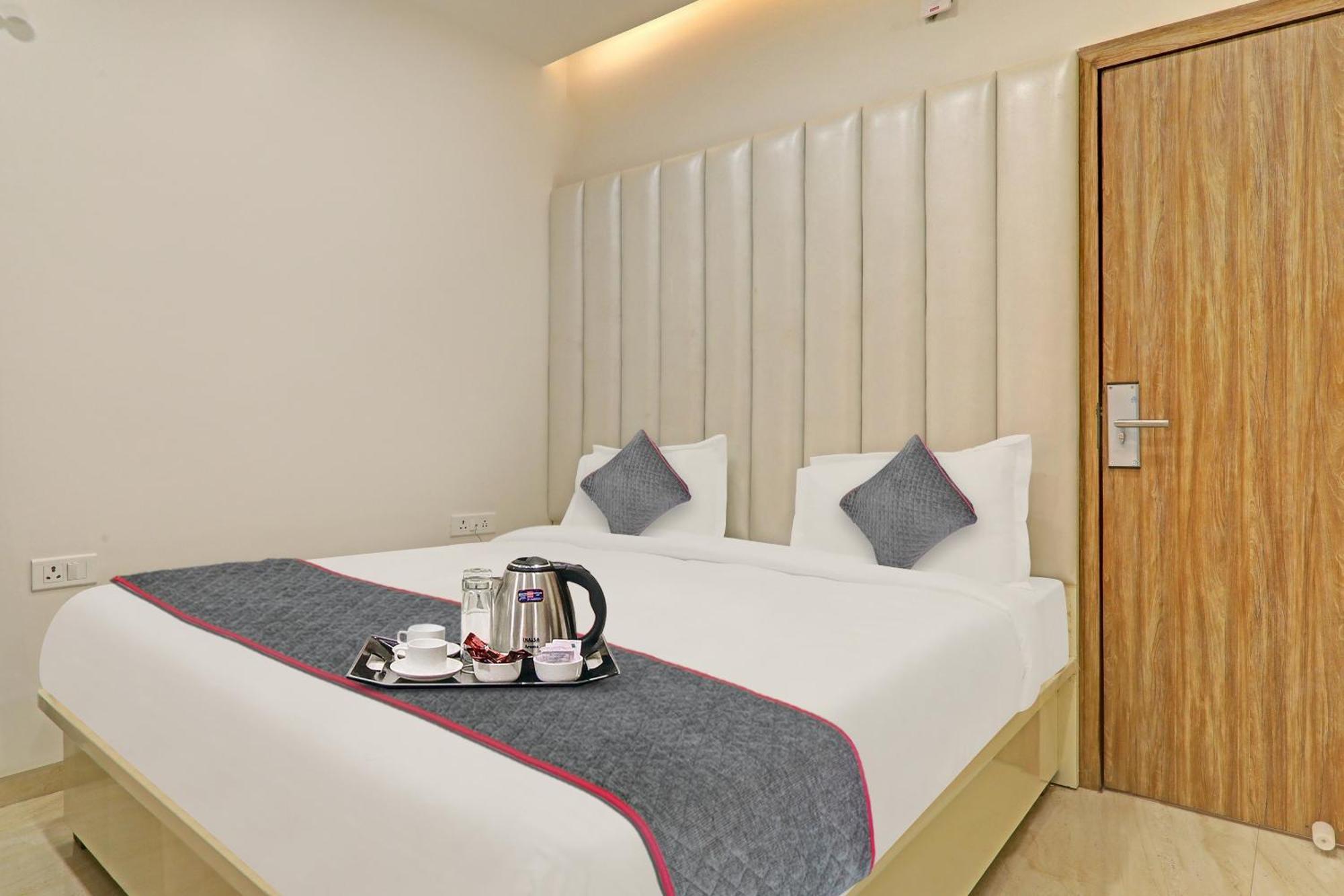 Super Townhouse Hotel Impact Chinhat Exterior photo