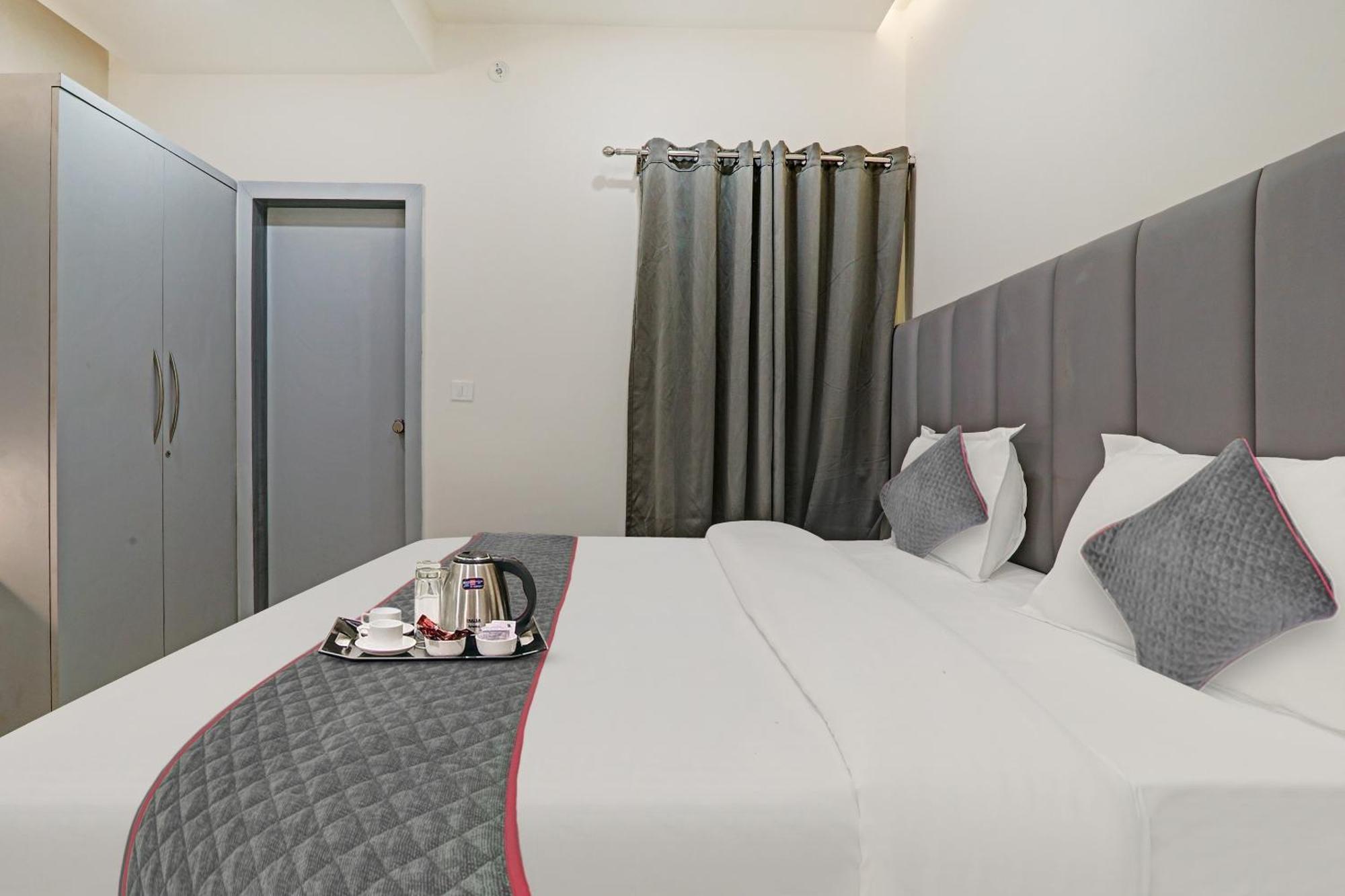 Super Townhouse Hotel Impact Chinhat Exterior photo