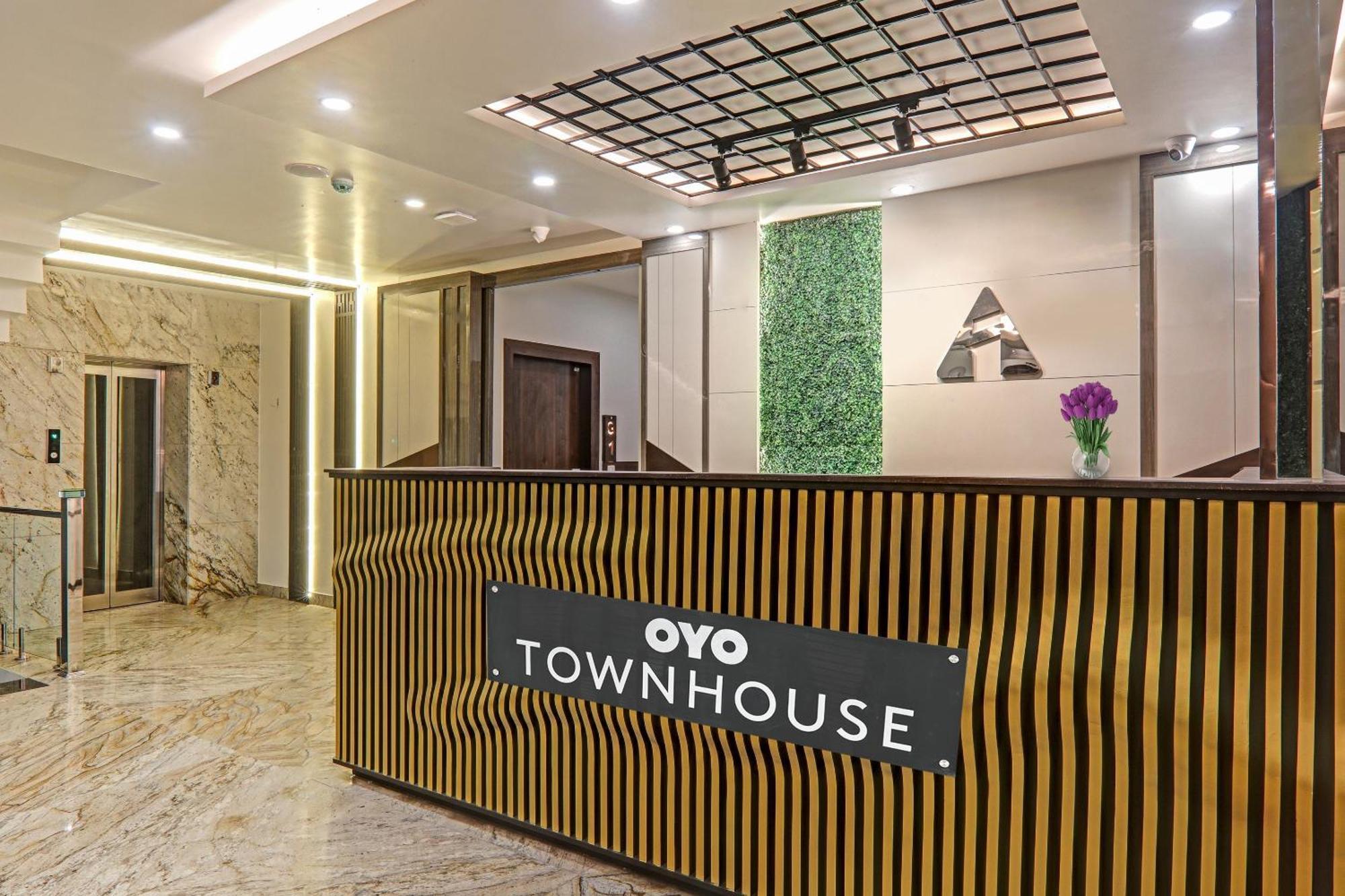 Super Townhouse Hotel Impact Chinhat Exterior photo