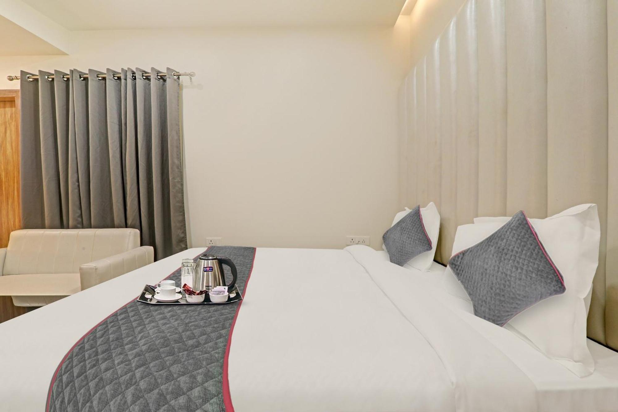 Super Townhouse Hotel Impact Chinhat Exterior photo