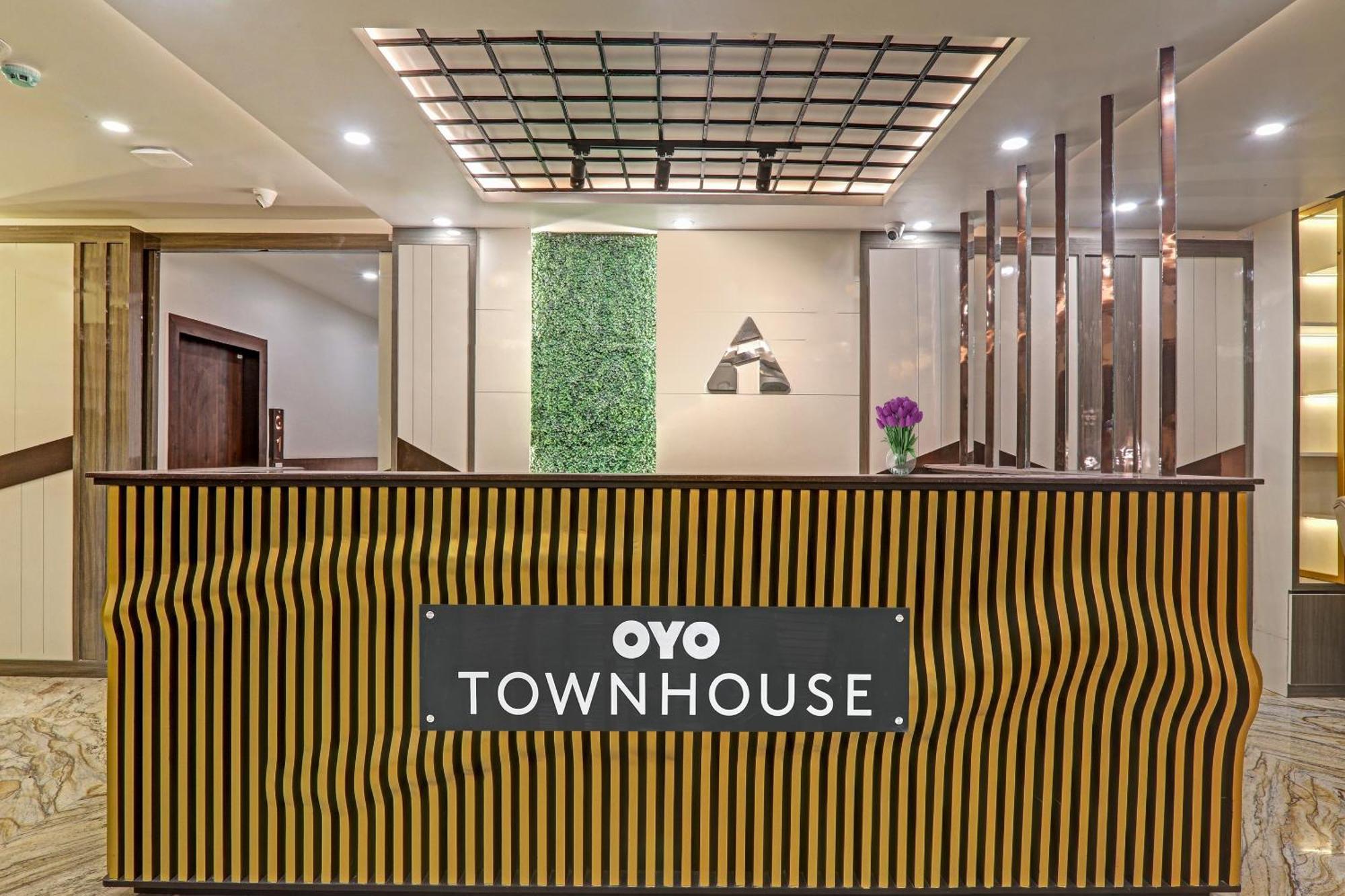 Super Townhouse Hotel Impact Chinhat Exterior photo