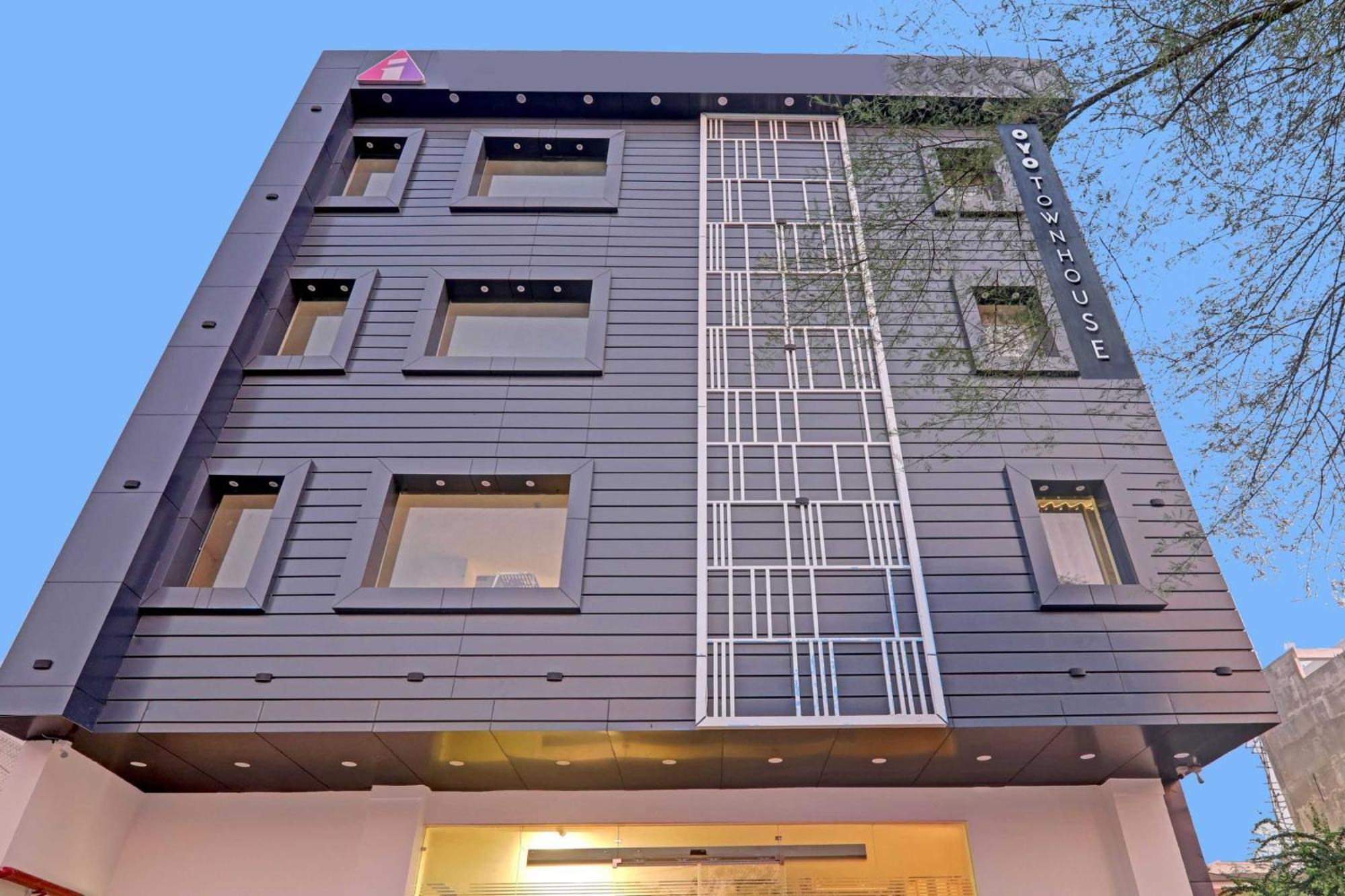 Super Townhouse Hotel Impact Chinhat Exterior photo