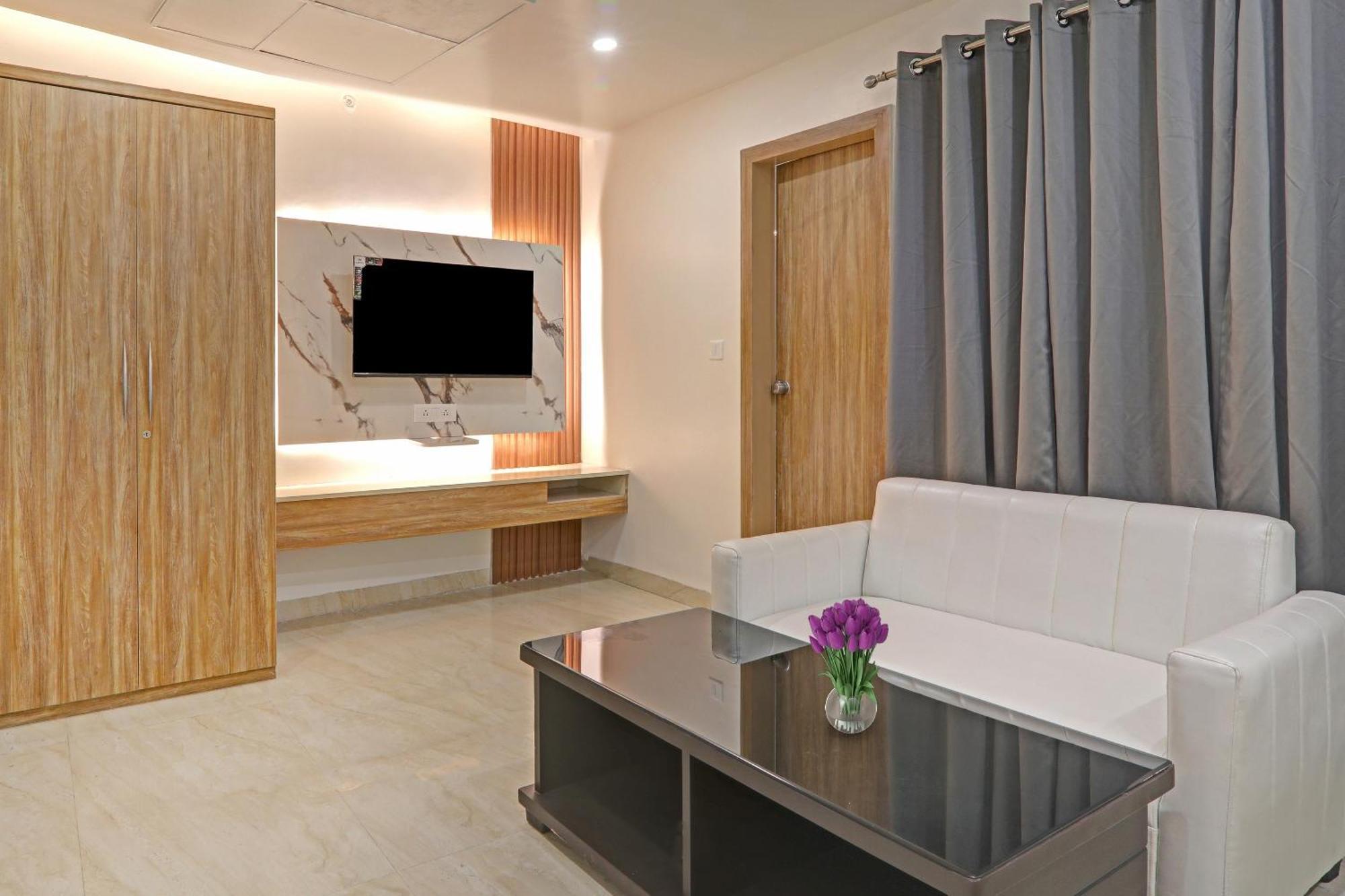 Super Townhouse Hotel Impact Chinhat Exterior photo