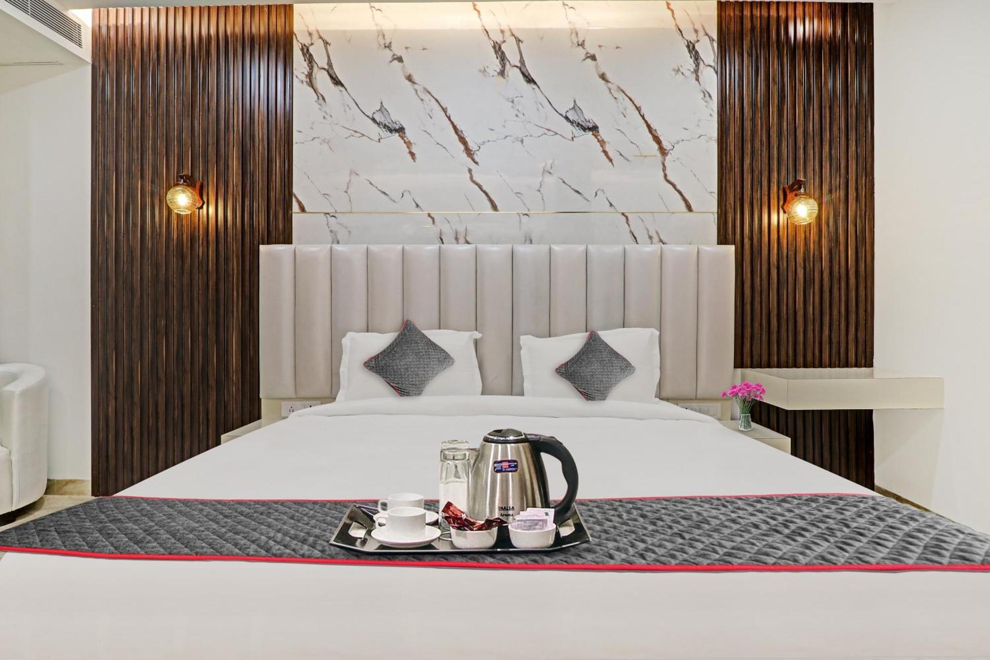 Super Townhouse Hotel Impact Chinhat Exterior photo