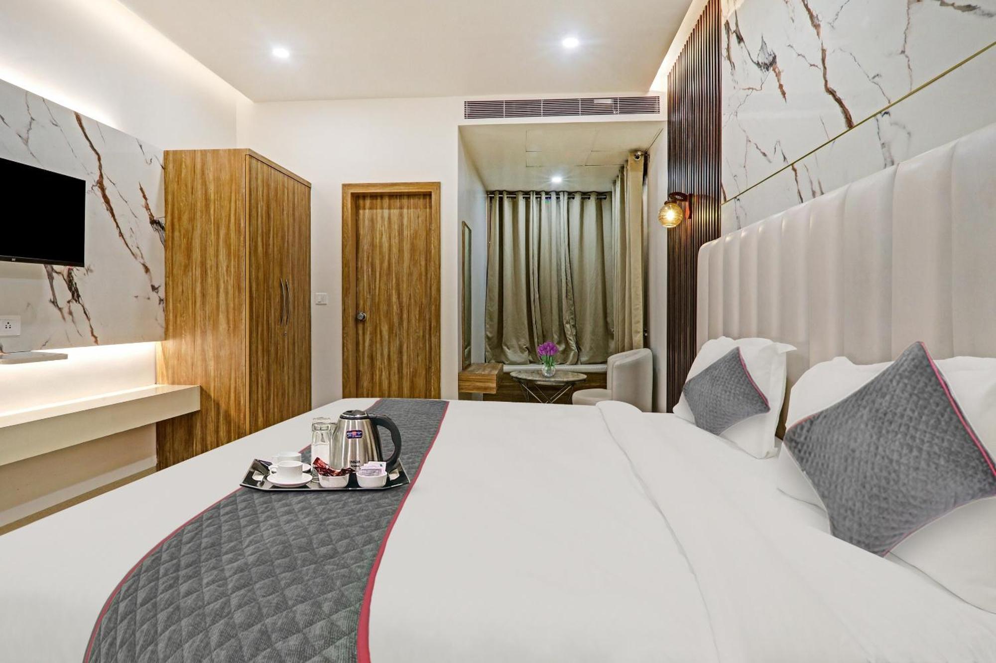 Super Townhouse Hotel Impact Chinhat Exterior photo