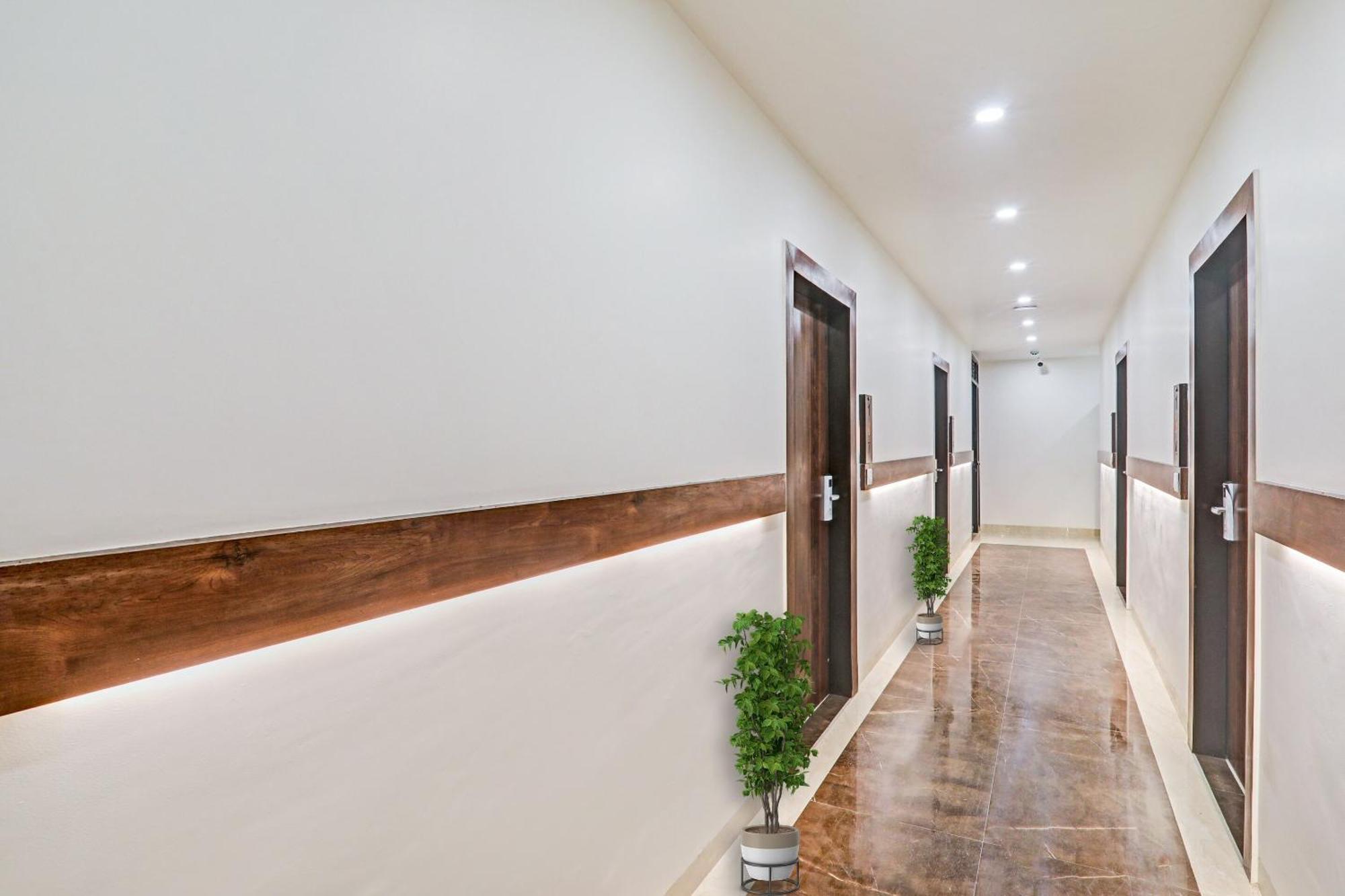 Super Townhouse Hotel Impact Chinhat Exterior photo