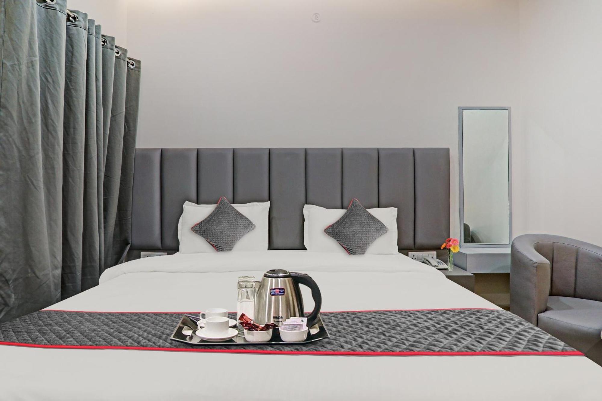 Super Townhouse Hotel Impact Chinhat Exterior photo