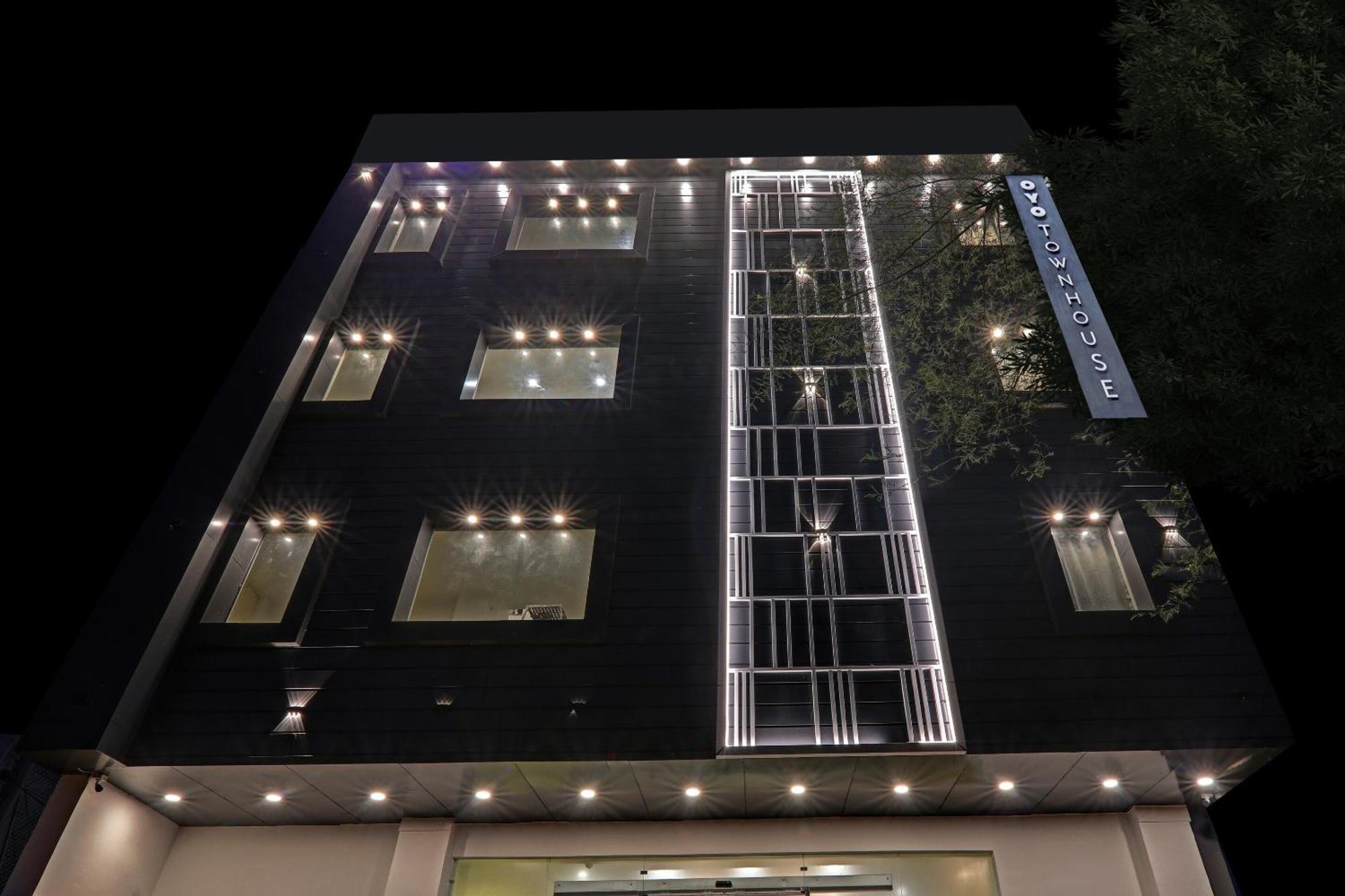 Super Townhouse Hotel Impact Chinhat Exterior photo