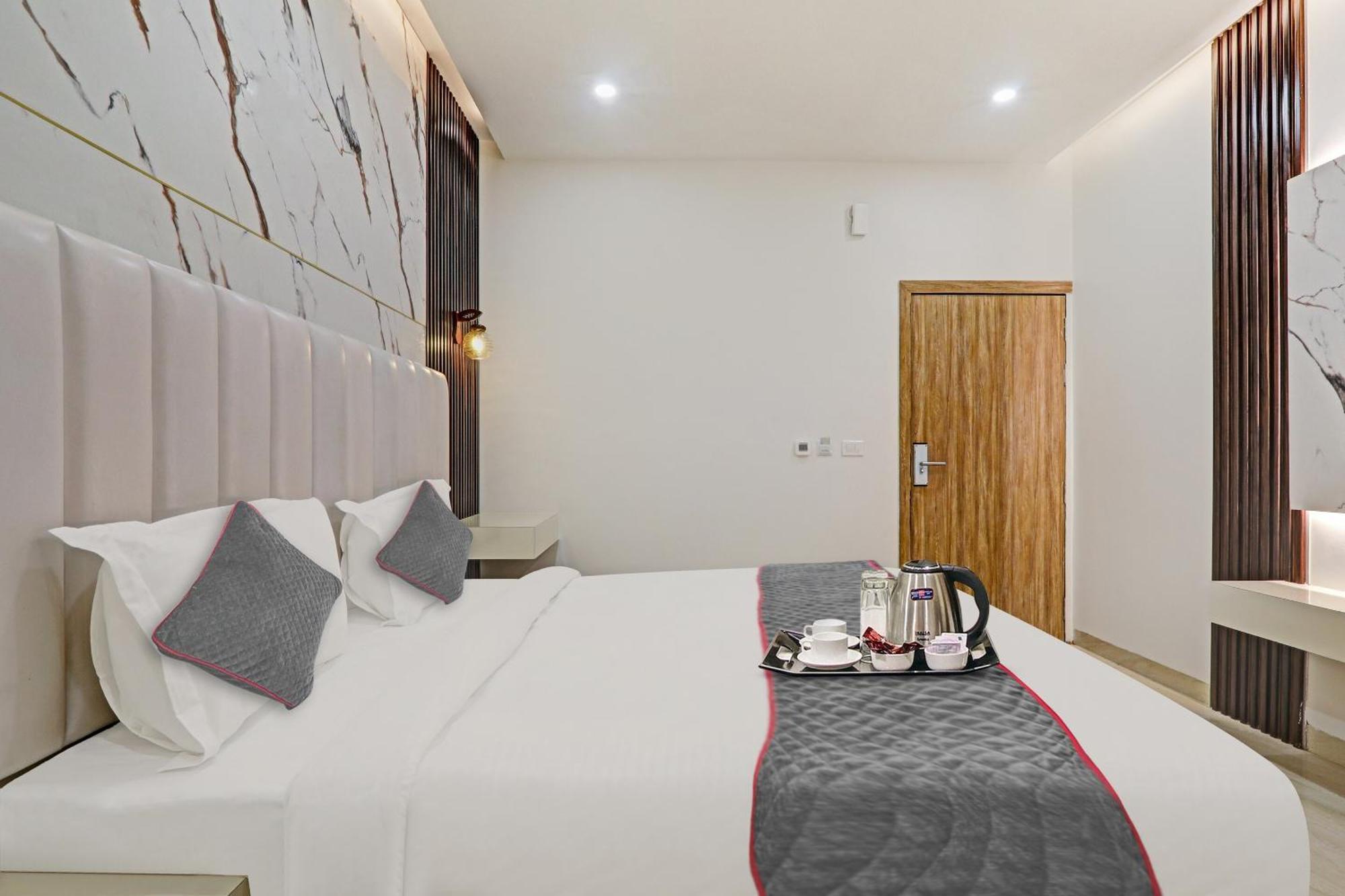 Super Townhouse Hotel Impact Chinhat Exterior photo