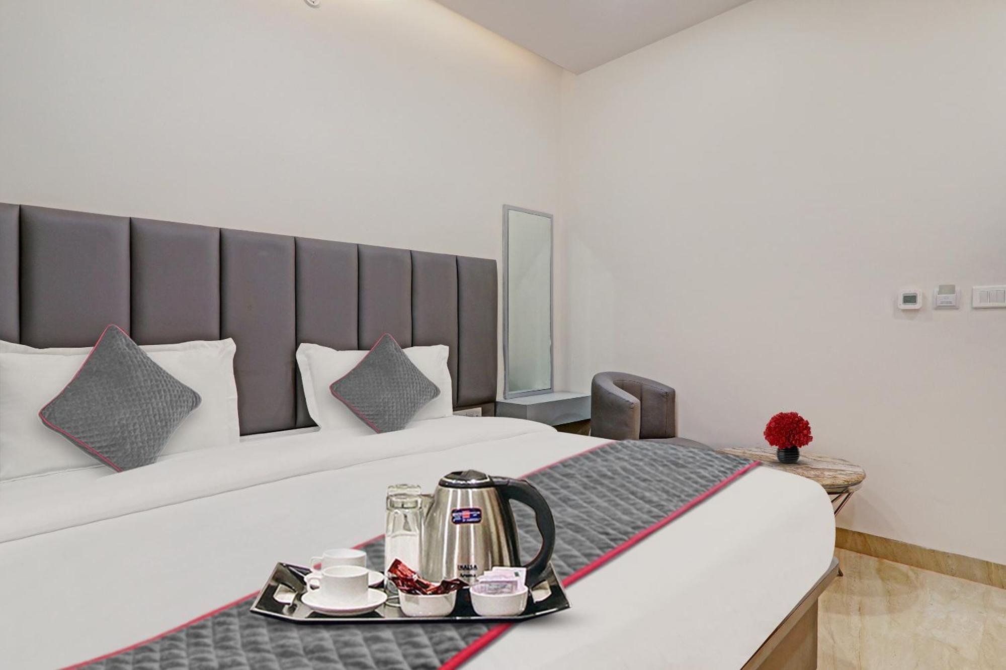 Super Townhouse Hotel Impact Chinhat Exterior photo