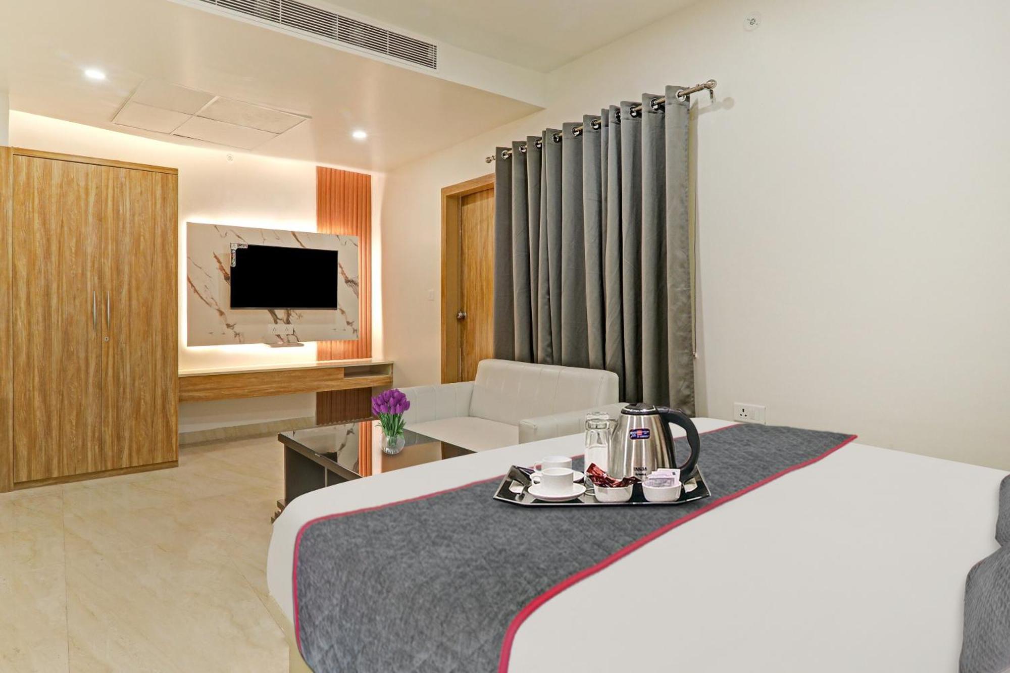 Super Townhouse Hotel Impact Chinhat Exterior photo
