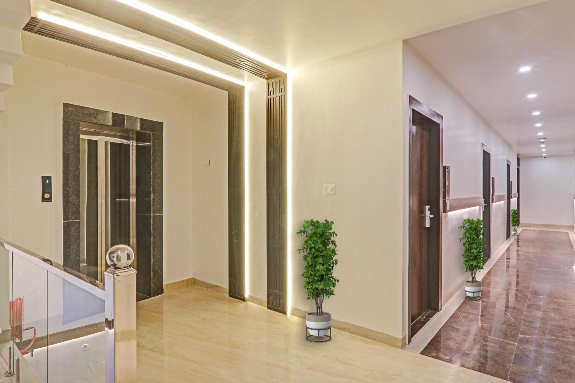 Super Townhouse Hotel Impact Chinhat Exterior photo