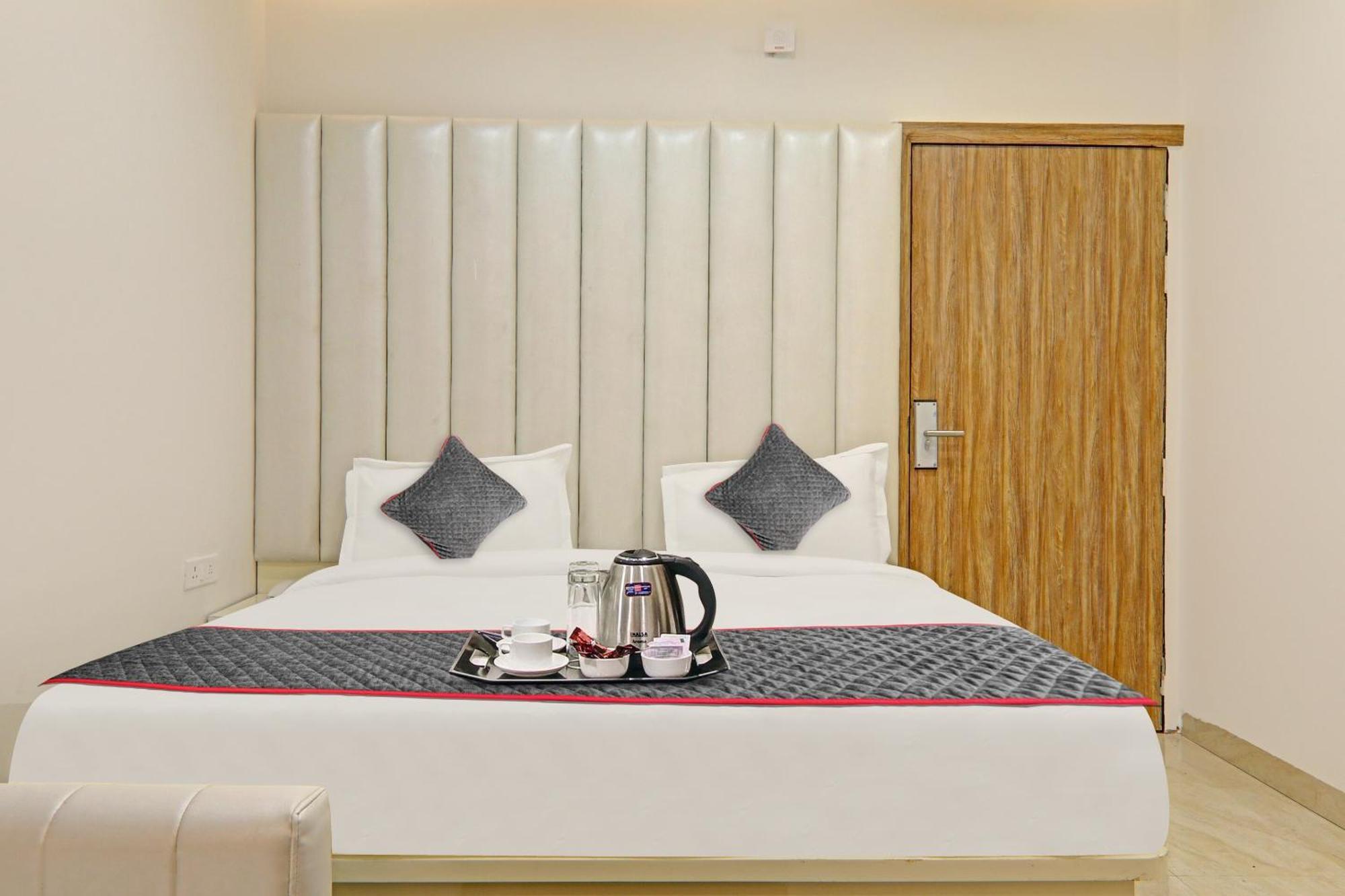 Super Townhouse Hotel Impact Chinhat Exterior photo
