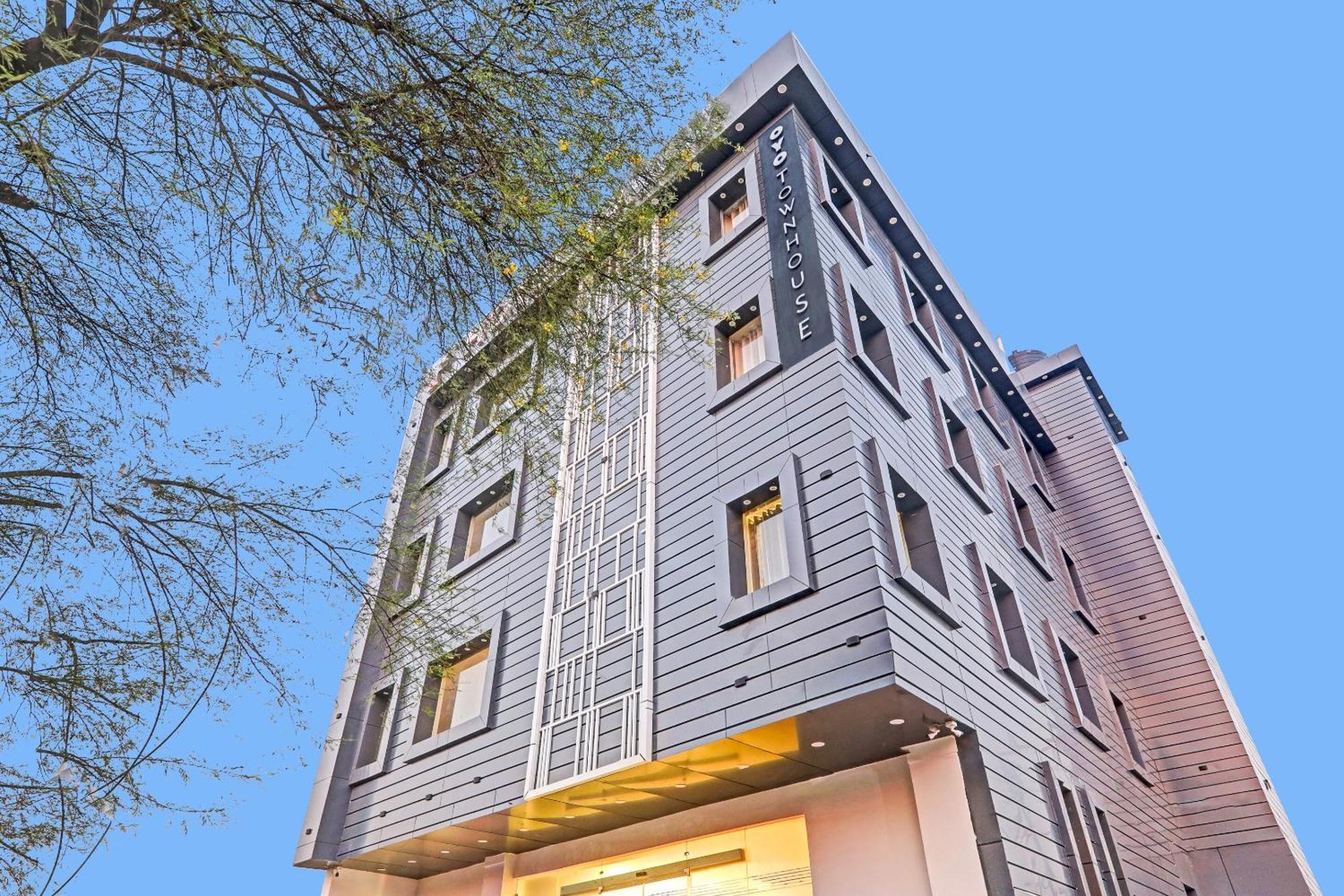Super Townhouse Hotel Impact Chinhat Exterior photo